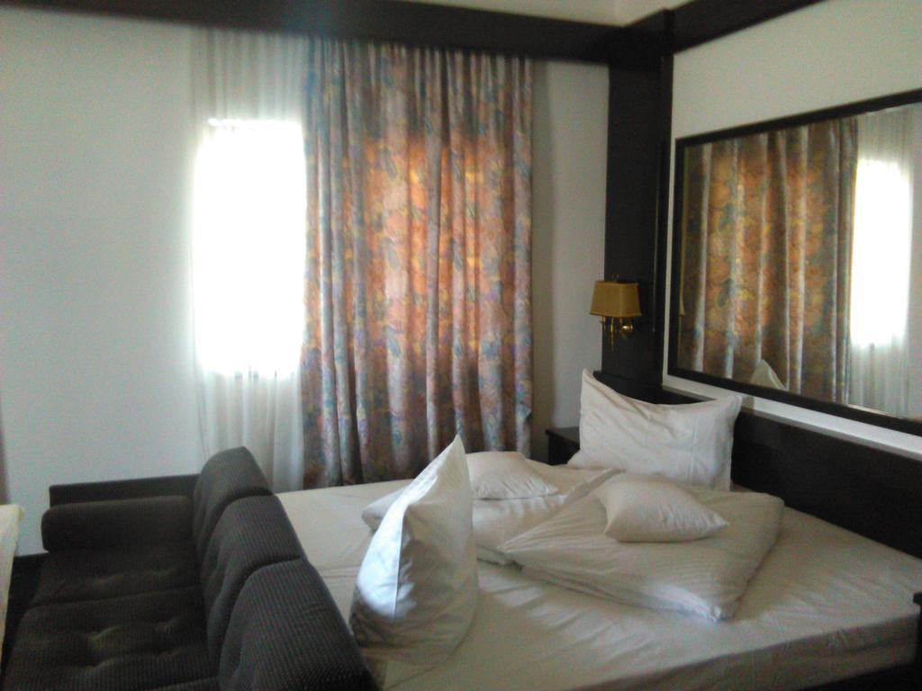 Conacul Balta Alba Hotel Luaran gambar